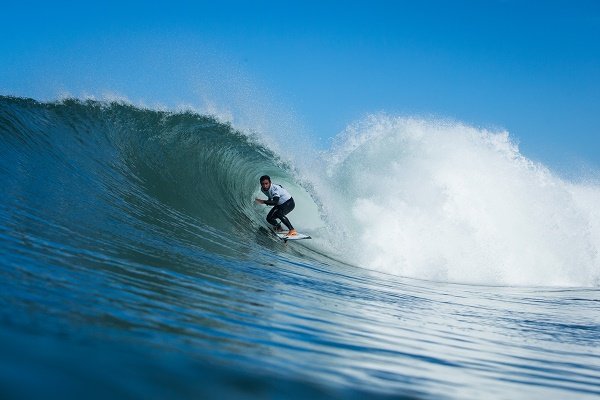 Tomas Hermes conquistando sua primeira vitória no WCT (Foto: Poullenot - WSL)