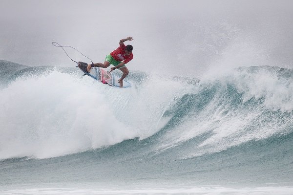 Filipe Toledo no aéreo que acabou se contundindo na semifinal com Matt Wilkinson na Gold Coast (Foto: Kelly Cestari - WSL)