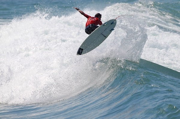 Bino Lopes voando para a vitória no QS 1500 de Anglet na França (Foto: Masurel - WSL)