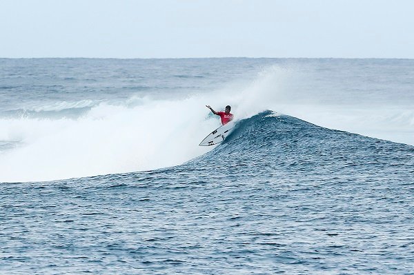 Italo Ferreira vencendo sua bateria na segunda fase (Foto: Kelly Cestari - WSL)