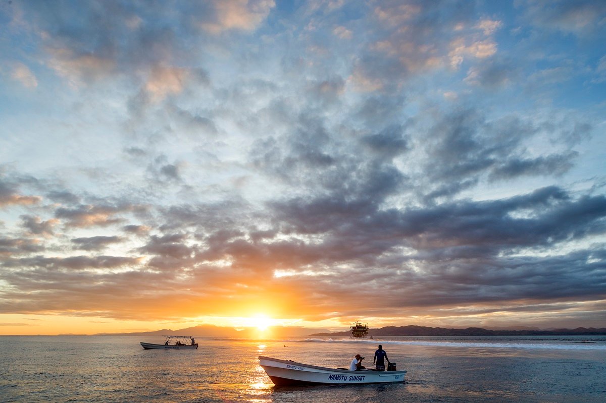 Início do Corona Fiji Pro é adiado para aguardar por ondas melhores em Cloudbreak