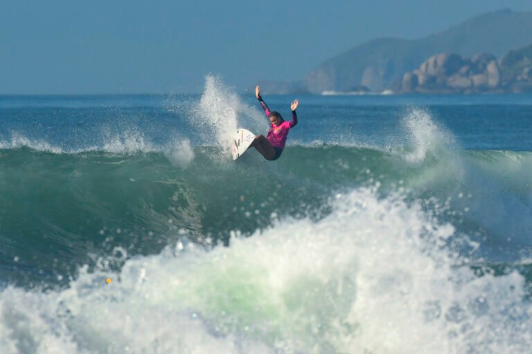 WSL Layback Pro abre o QS 3000 feminino no cenário mágico da sexta-feira na Joaquina