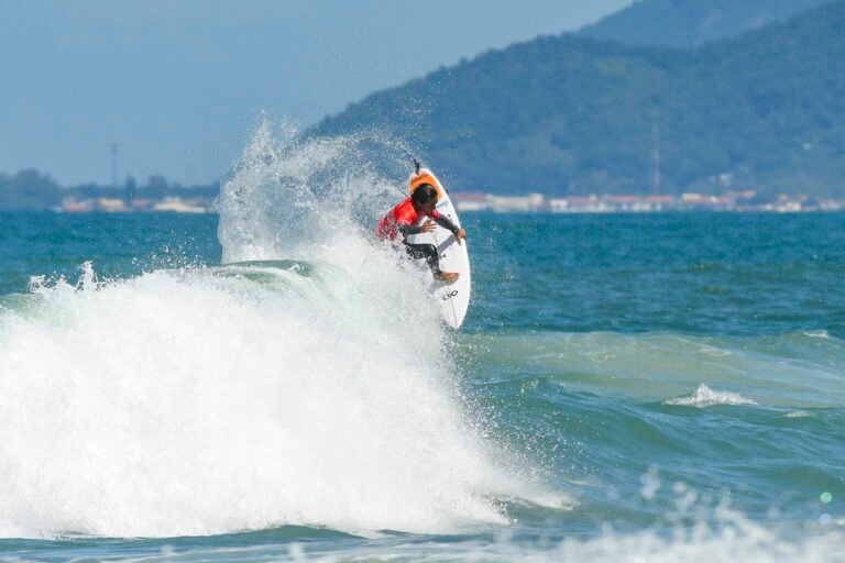 WSL Layback Pro inicia a batalha pelo título sul-americano na quinta-feira em Florianópolis