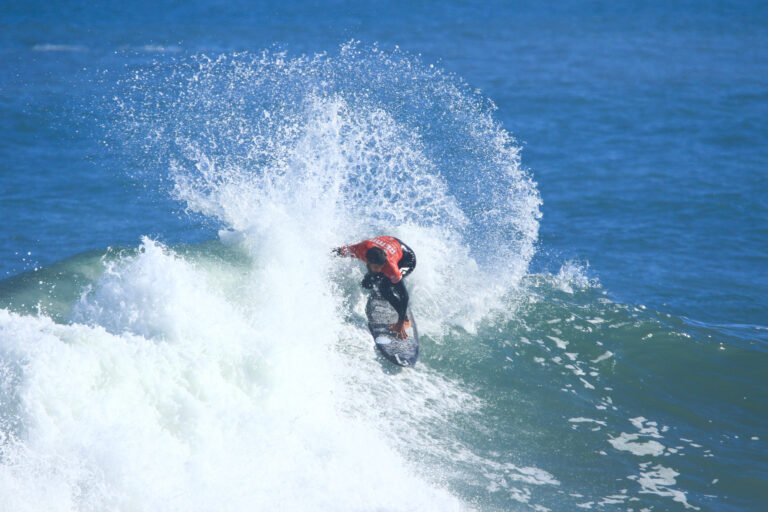 Começa o show de surfe no REMA WSL Saquarema Surf Festival em memória a Leo Neves