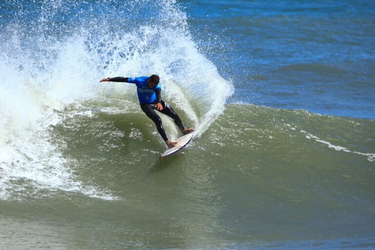 Surfistas locais se destacam no REMA WSL Saquarema Surf Festival em memória a Leo Neves