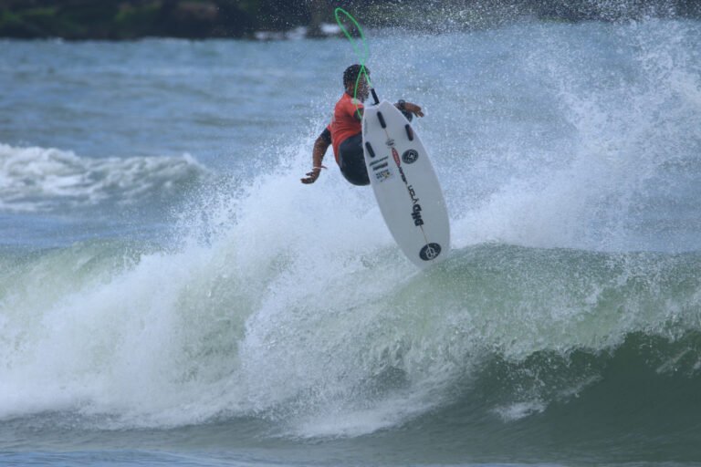 REMA WSL Saquarema Surf Festival define os 32 melhores surfistas do QS 6000 masculino