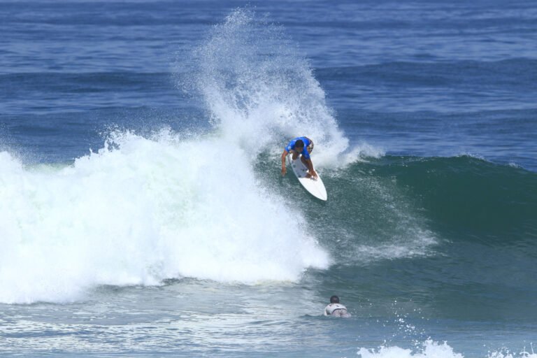 REMA WSL Saquarema Surf Festival tem mais um dia de Maracanã com altas ondas em Itaúna
