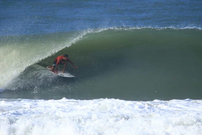 Segundo dia de disputa do Circuito Banco do Brasil de Surfe tem altas ondas e classificações emocionantes