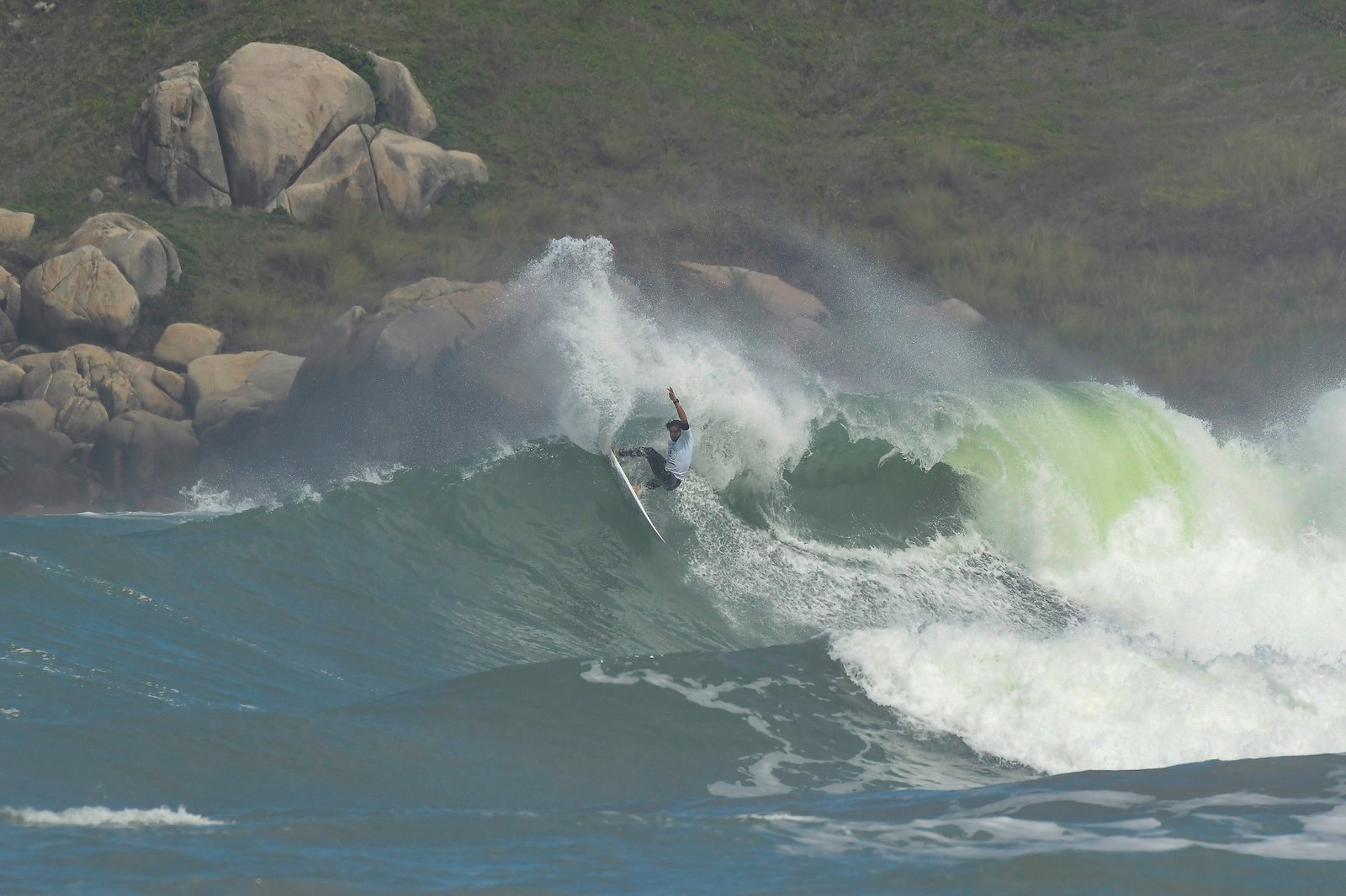Após 15 anos, Imbituba retorna ao cenário das competições internacionais de surfe com o primeiro dia de disputas do Circuito Banco do Brasil de Surfe 2025