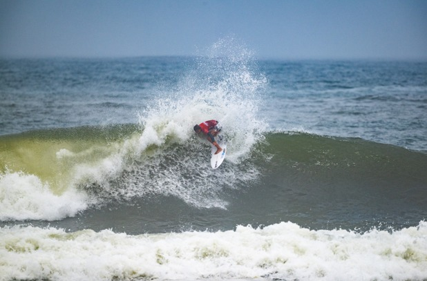 Praia cheia e muitas emoções dentro e fora d’água no primeiro dia do Banco do Brasil Saquarema Pro apresentado por Corona Cero