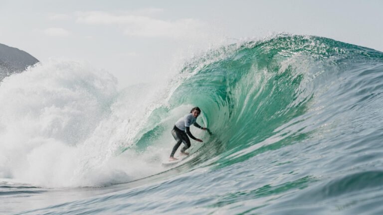 Satt hace valer localía en debut del retorno de la World Surf League a Chile