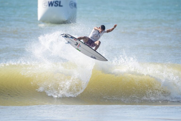 Domínio absoluto de ex-CTs e eliminação de líderes dos rankings QS marcam penúltimo dia do Circuito Banco do Brasil de Surfe 2025