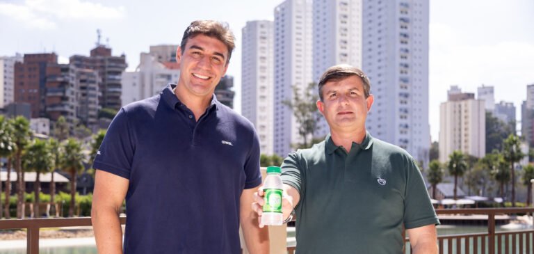 Aquacoco fecha parceria com WSL e reforça presença no surfe brasileiro em 2026