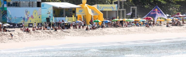WSL transforma Itamambuca em festival de esporte, música e experiências durante etapa do QS em Ubatuba