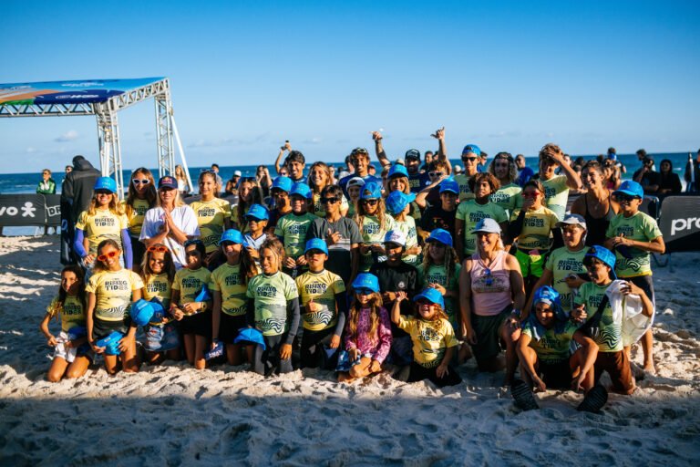 Nova geração de surfistas de Saquarema participa do WSL  Rising Tides durante o VIVO Rio Pro apresentado por Corona Cero