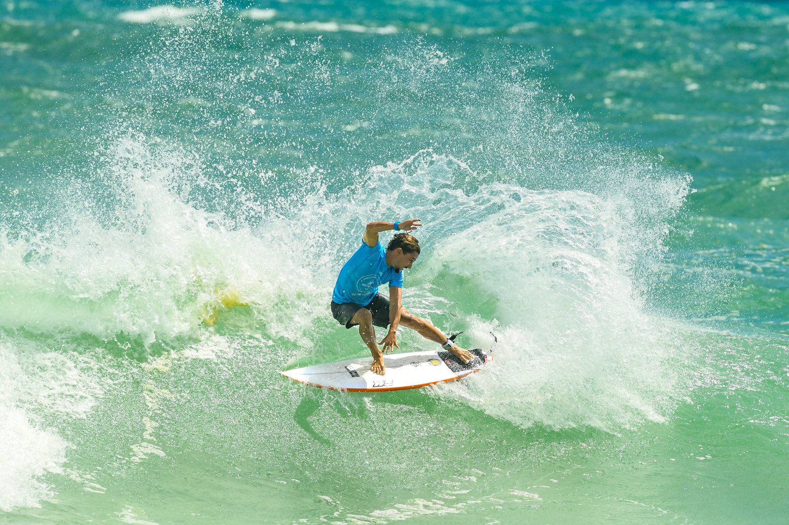Mateus Sena reencontra palco do título e lidera esperança potiguar na etapa do Circuito Banco do Brasil de Surf em Natal