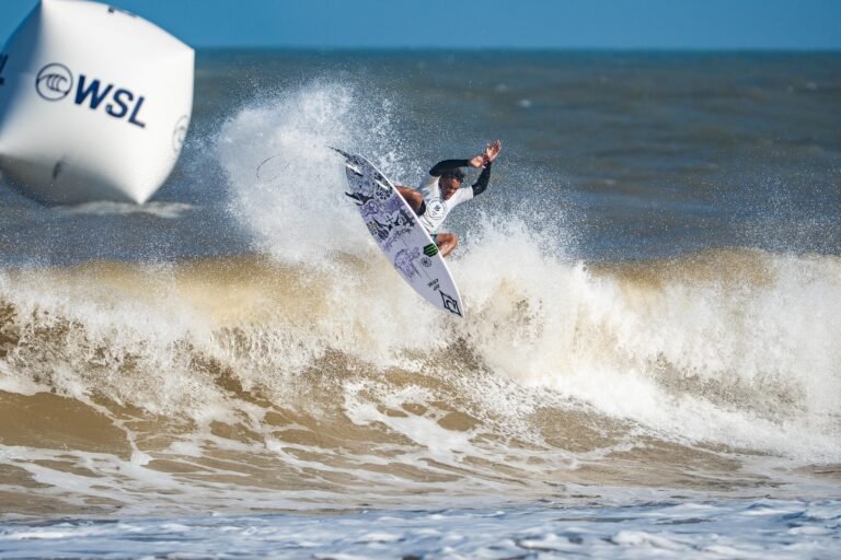 Tainá Hinckel avança e Pablo Gabriel lidera primeiro dia do Circuito Banco do Brasil de Surfe - Etapa Guarapari